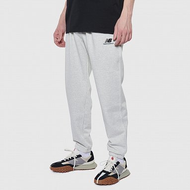 Брюки New Balance Essentials Sweatpant черный, артикул UP21500/SAH
