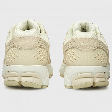 Кроссовки Nike Zoom Vomero 5 W, цвет бежевый, артикул HQ0458-200